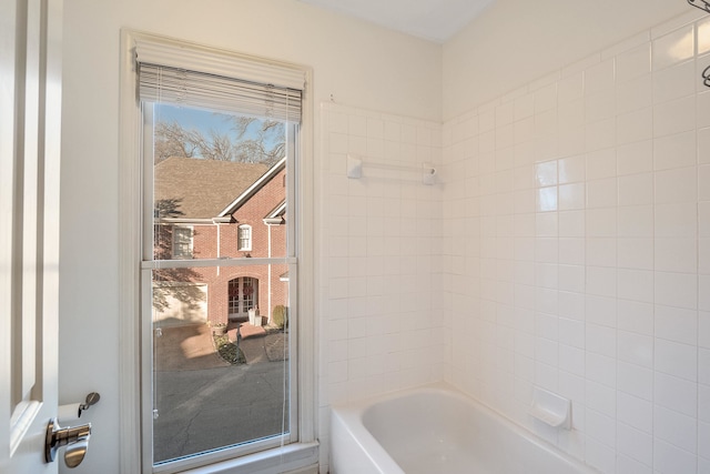 bathroom with tiled shower / bath combo