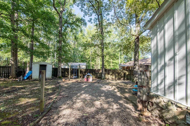 view of yard featuring a storage unit