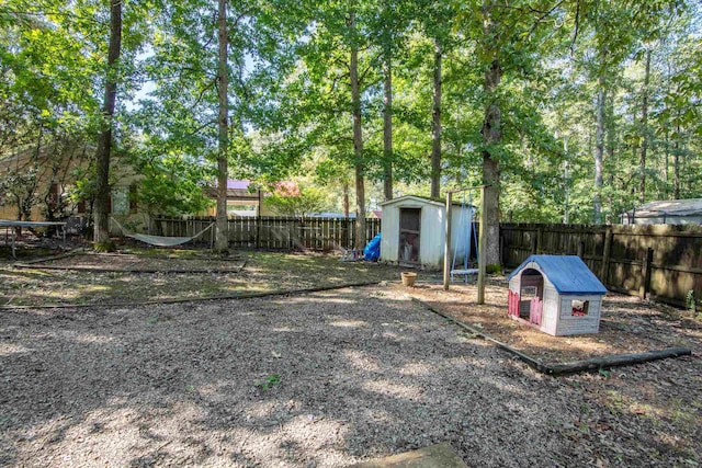 view of yard with a storage shed