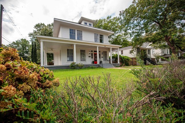 view of front facade featuring a front yard and a porch