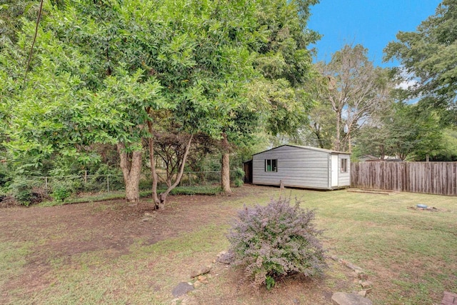 view of yard with an outbuilding