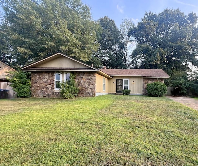 5459 Fieldcrest Ave, Memphis, TN 38134 - single story home with stone siding and a front lawn