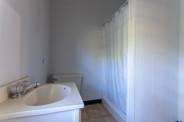 bathroom featuring a shower with shower curtain, tile patterned floors, vanity, and toilet