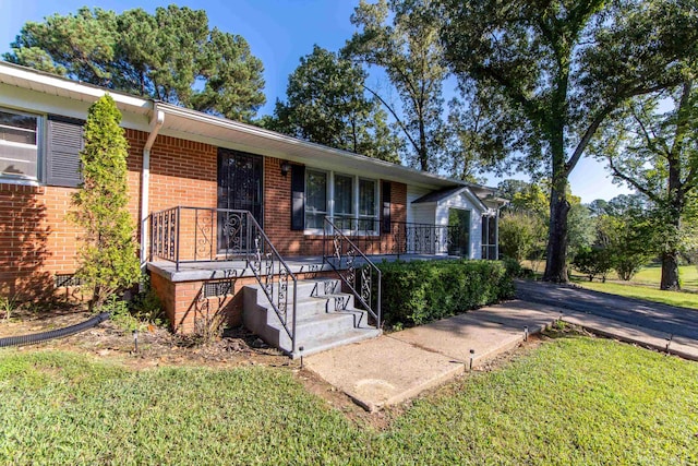 single story home featuring a front yard