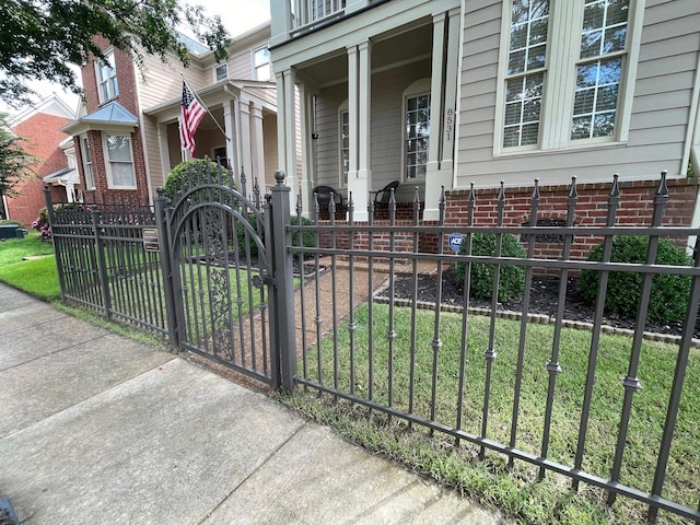 exterior space featuring a front yard