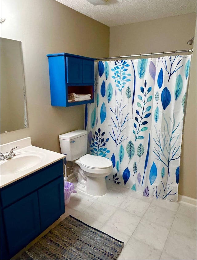 bathroom featuring a textured ceiling, curtained shower, vanity, and toilet