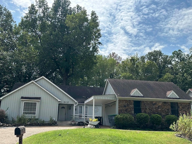 view of front of property with a front lawn and covered porch