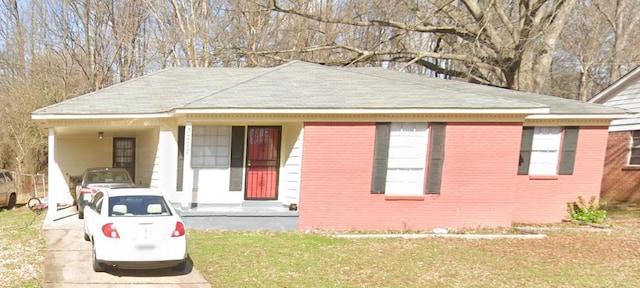 view of front of home with a porch and a front lawn