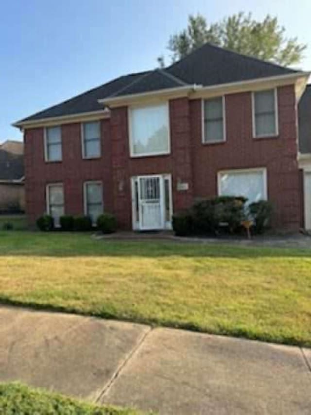 view of front of home featuring a front lawn