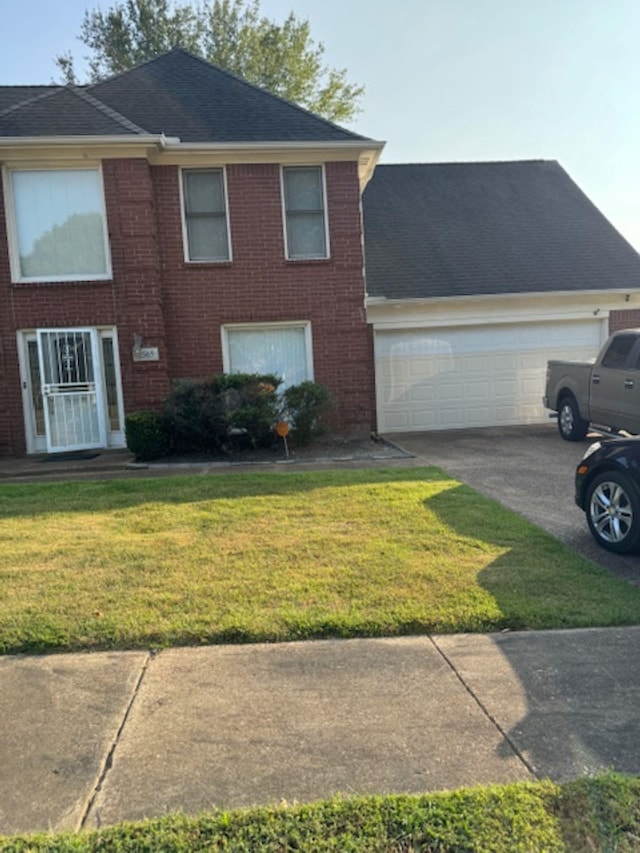 view of front of house featuring a front lawn