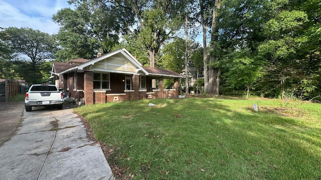 view of front facade featuring a porch and a front yard