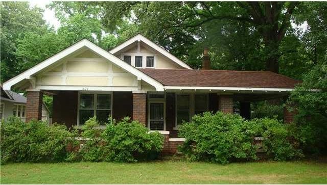 view of front of home with a front yard