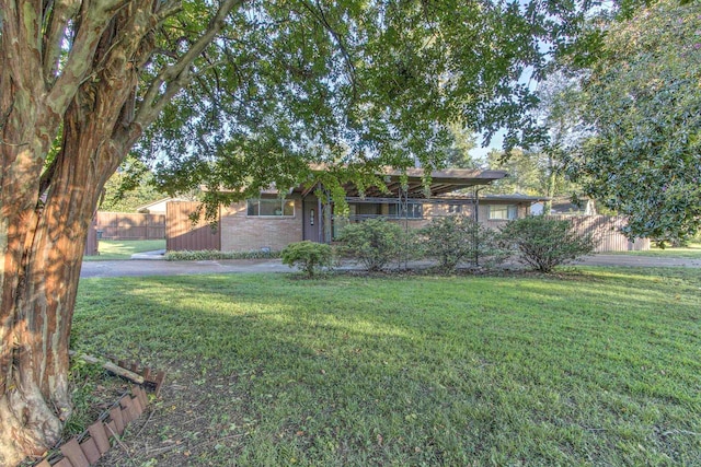 view of front of house featuring a front yard