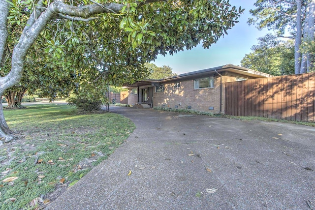 ranch-style house featuring a front lawn