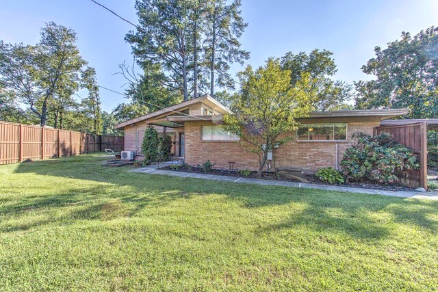 single story home with a front lawn