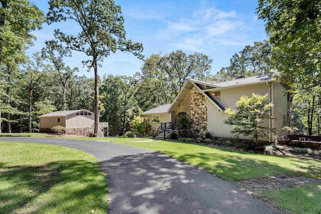 view of front of house with a front lawn