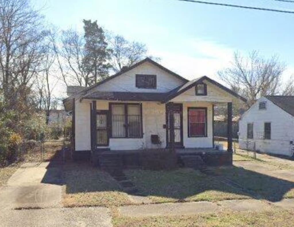 bungalow-style house featuring covered porch