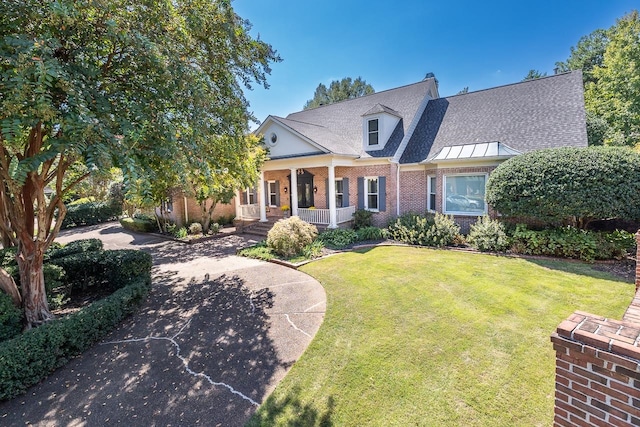 view of front facade featuring a front yard and covered porch