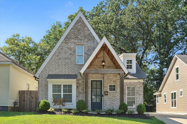 view of front of home featuring a front lawn