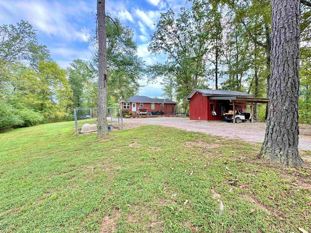 view of yard featuring an outdoor structure