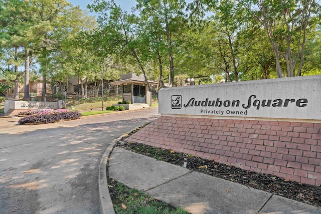 view of community / neighborhood sign