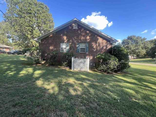 view of side of property featuring a lawn