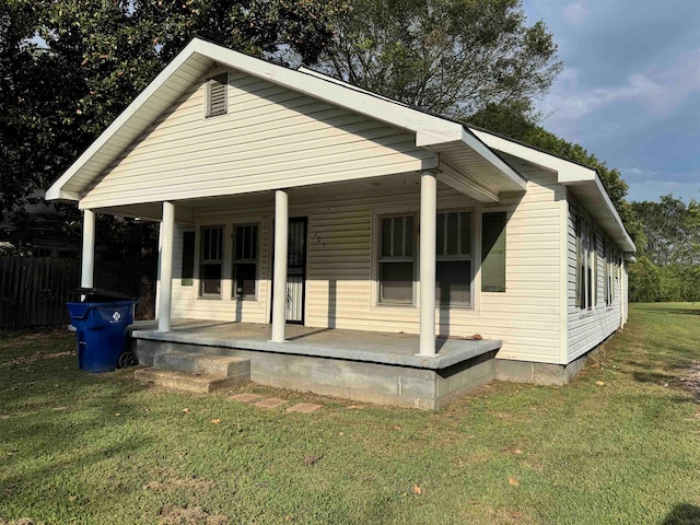 view of front of home featuring a front lawn and covered porch