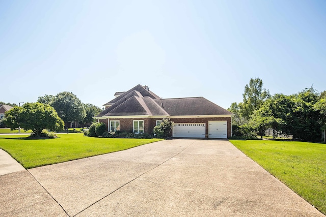 view of front of property featuring a front yard and a garage