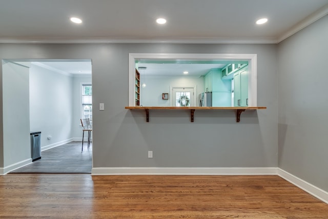 kitchen with kitchen peninsula, dark hardwood / wood-style floors, and a breakfast bar