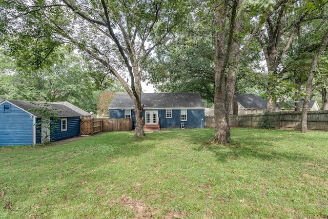 view of yard featuring a storage shed