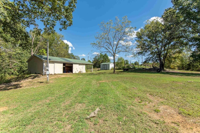 view of yard featuring a shed