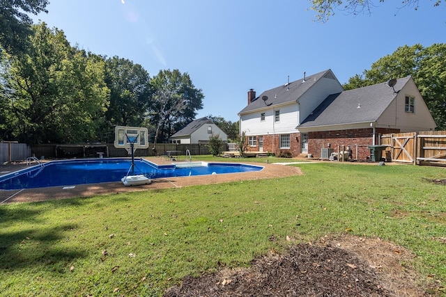 view of swimming pool with a yard