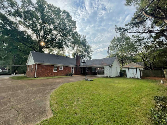 view of front of property featuring a front yard and a shed