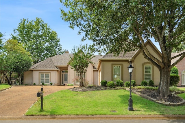 view of front of house featuring a front yard