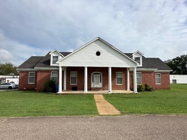 view of front of property featuring a porch and a front lawn