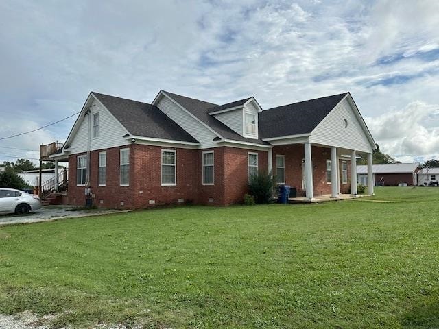 view of front facade featuring a front yard