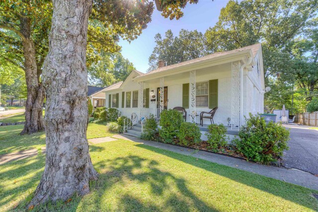 view of front of home featuring a front lawn