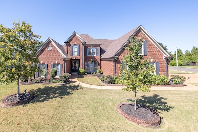 view of front of property featuring a front lawn