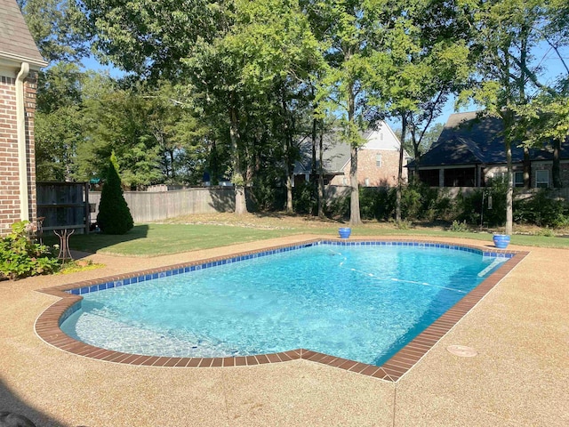 view of swimming pool with a lawn