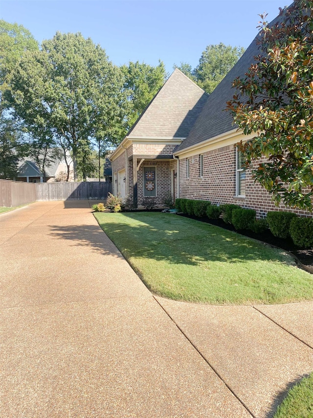 view of front of property with a front lawn