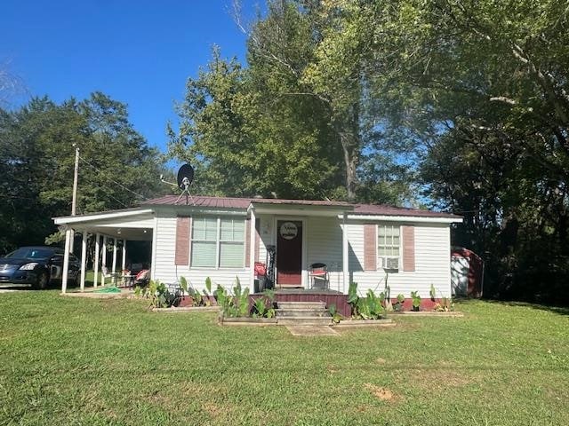 view of front of house featuring a carport and a front lawn