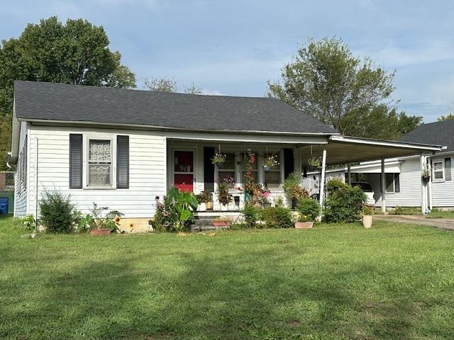 view of front of house featuring a front lawn