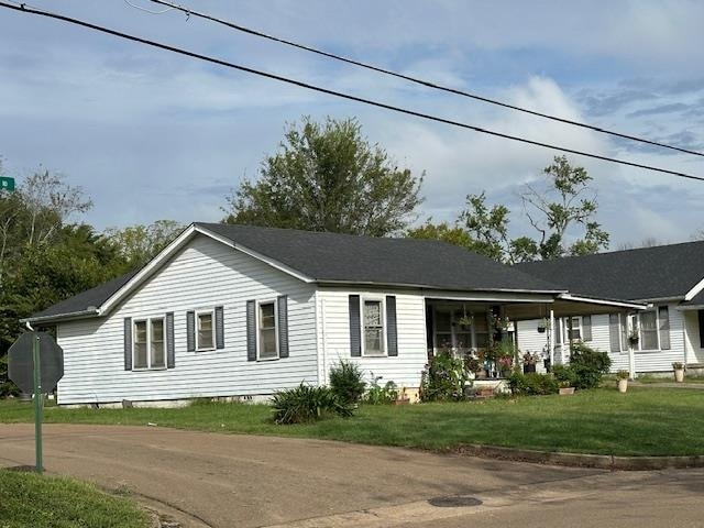 single story home featuring a front lawn