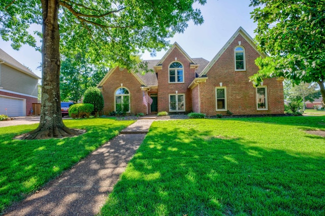 front facade featuring a front yard