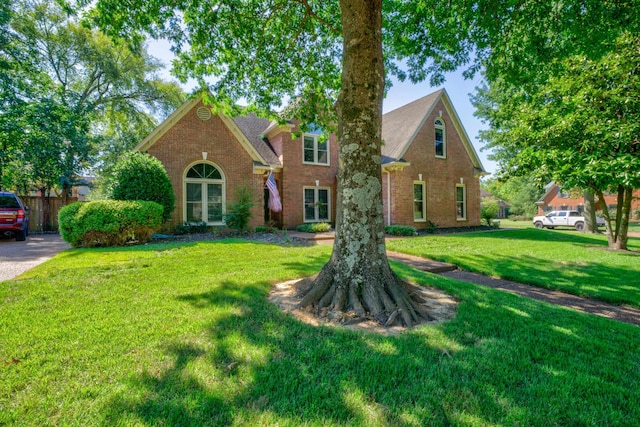 view of front facade featuring a front lawn