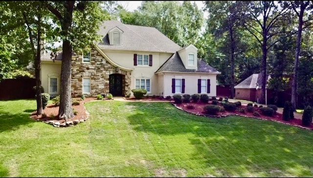 view of front facade featuring a front lawn