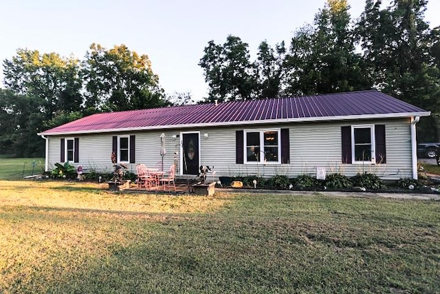 single story home featuring a front lawn