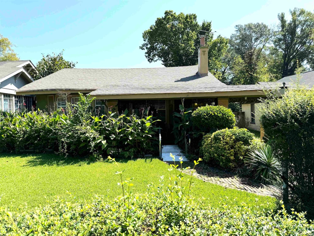 view of front of house featuring a front lawn