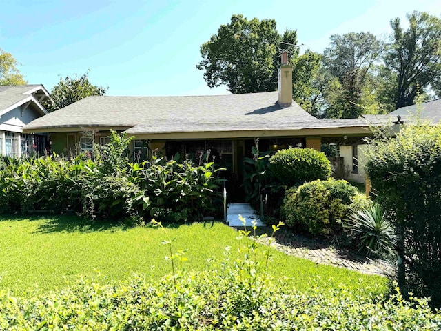 view of front of house featuring a front lawn