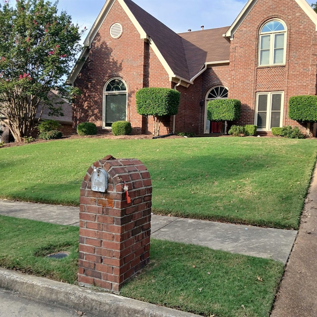 view of front of house featuring a front lawn